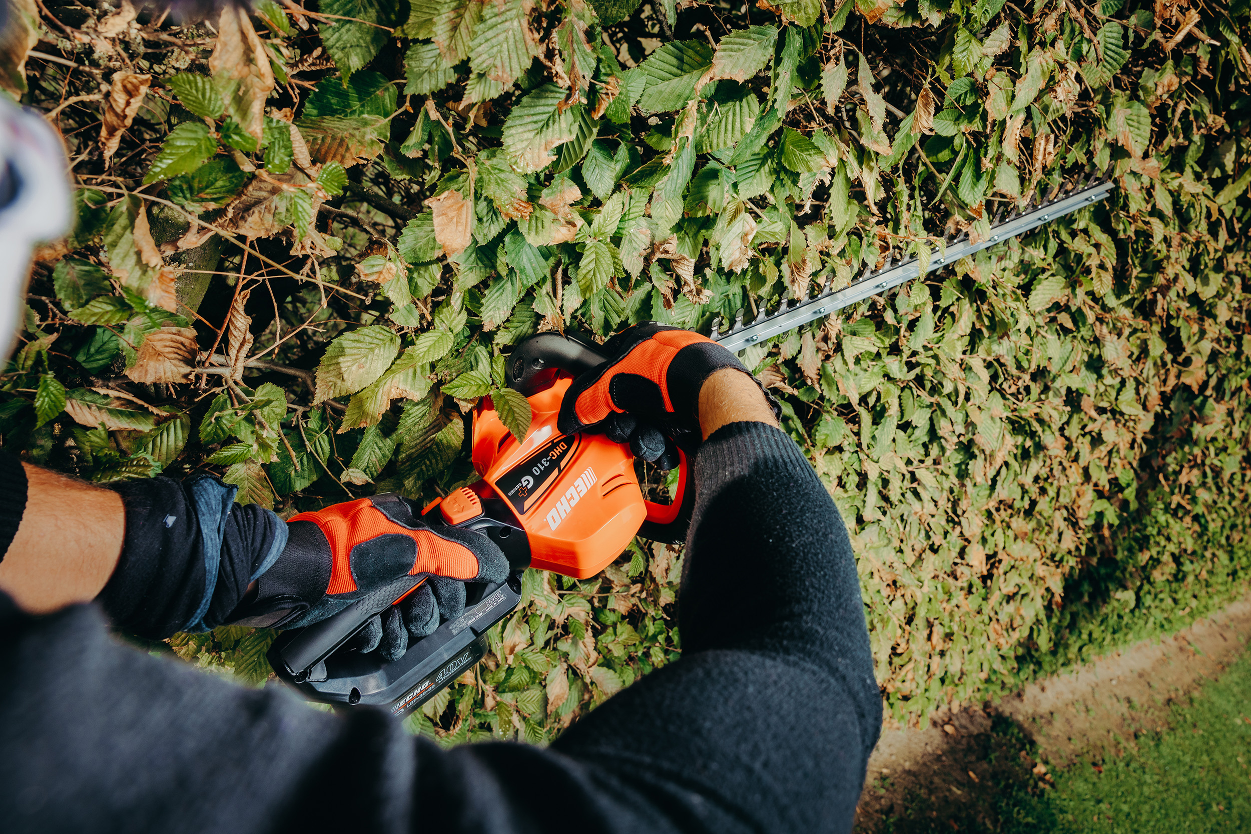 DHC-310 beim Schneiden einer Hecke