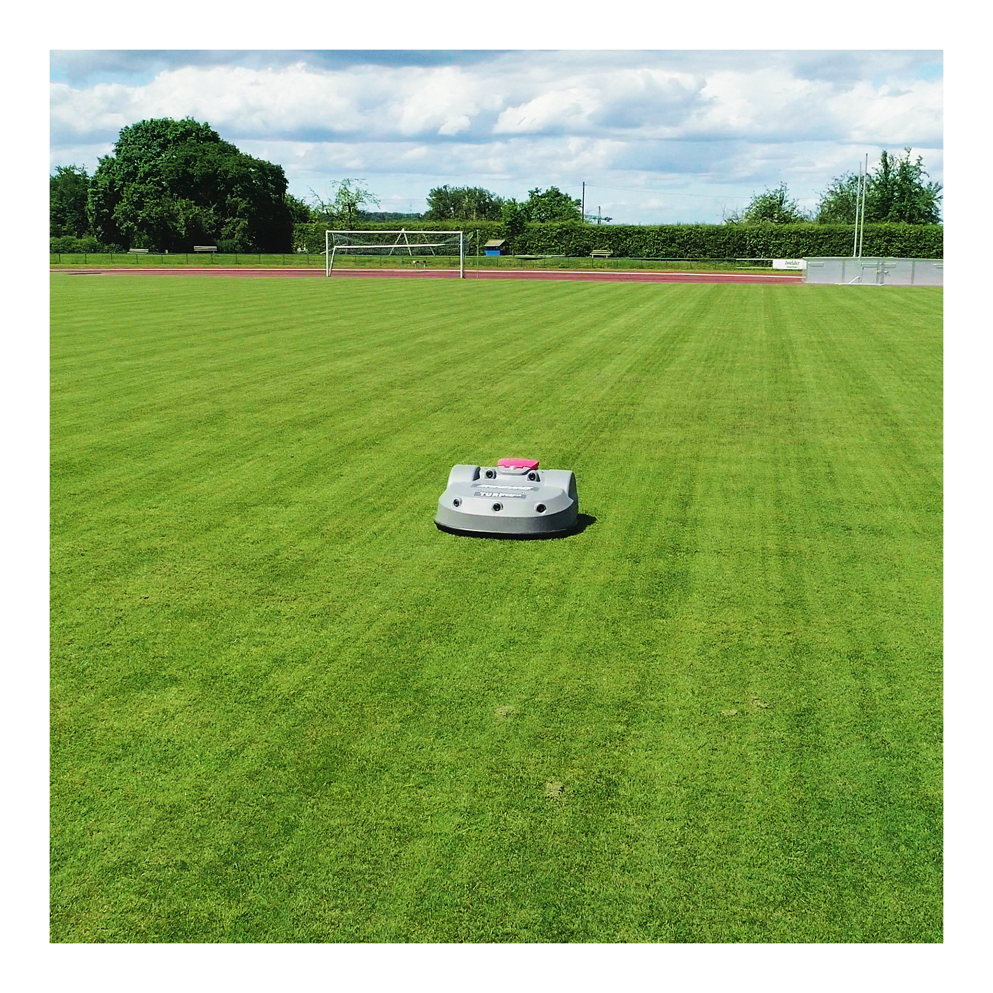 ECHO Robotics TM-1050 mäht Streifenmuster auf Sportplatz