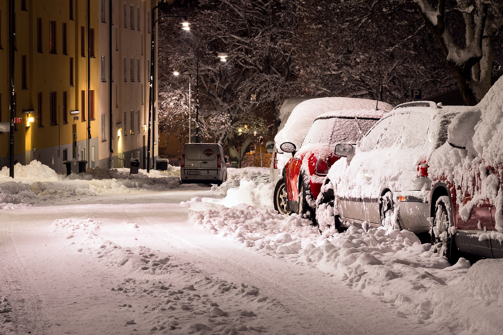 schnee-von-autos-mit-akku-laubblaeser-blasen schnee-von-autos-mit-akku-laubblaeser-blasen