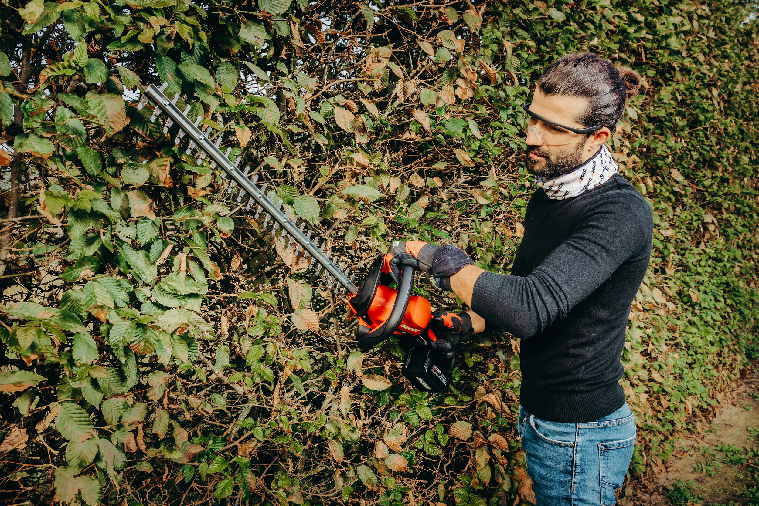 DHC-310 beim Schneiden einer Hecke
