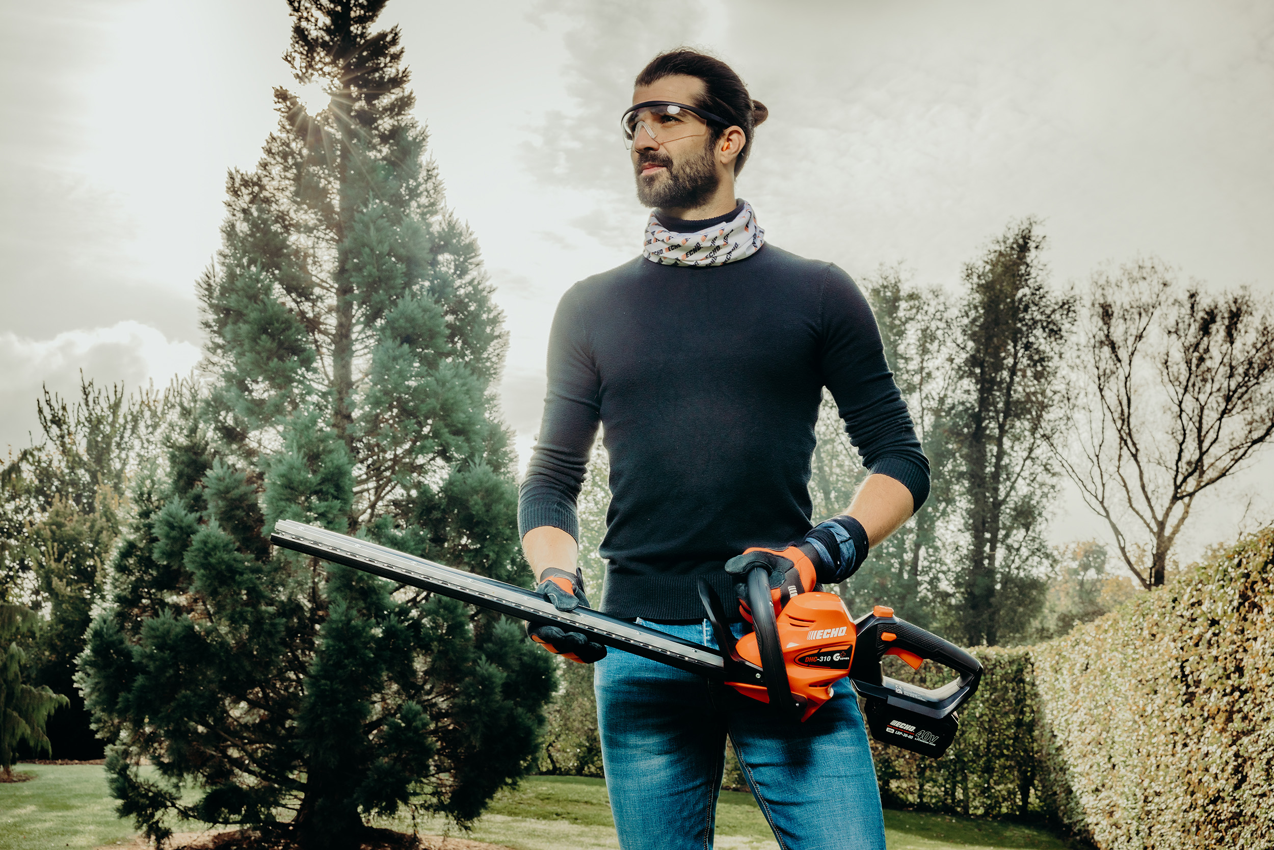 Mann hält DHC-310 in der Hand