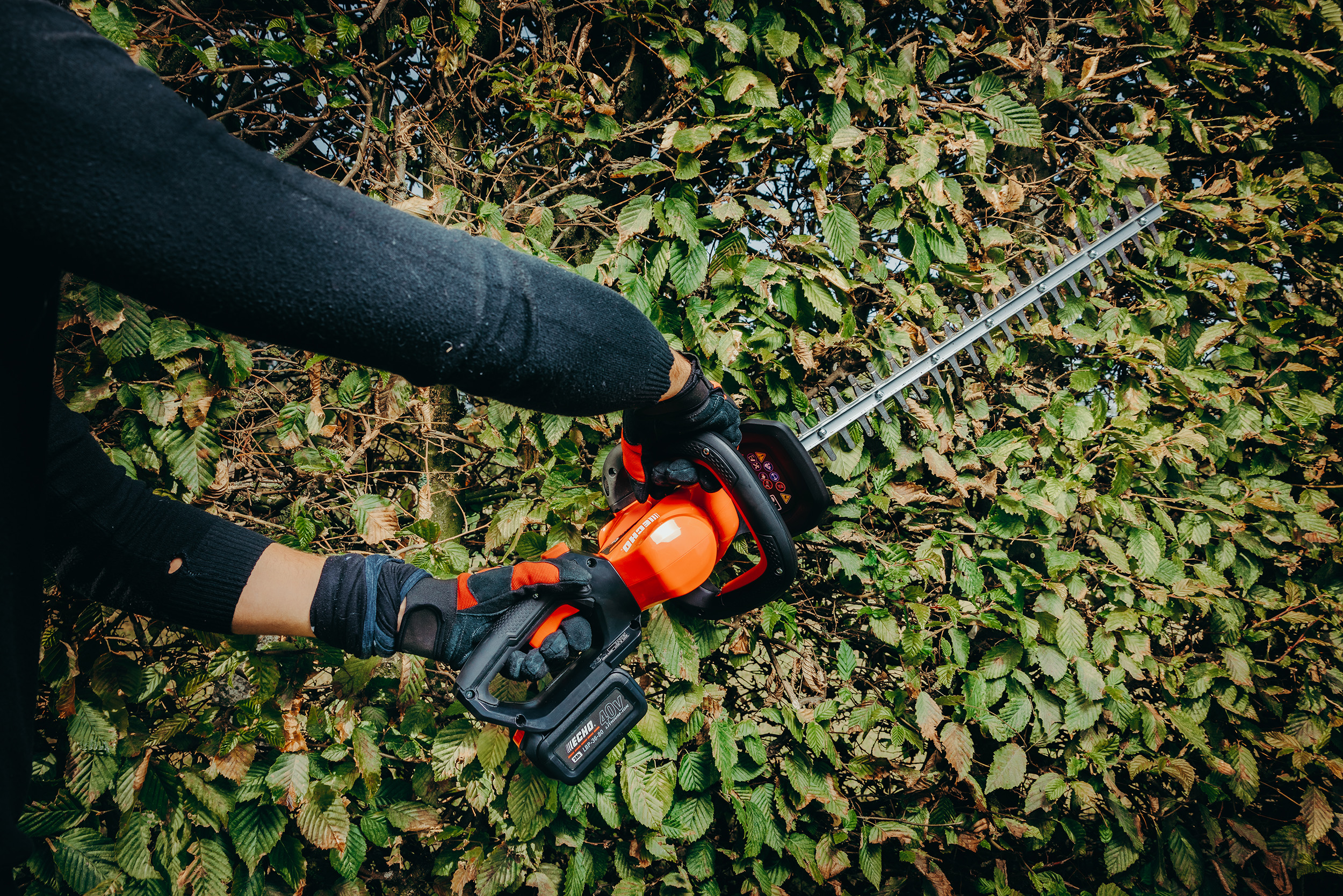 DHC-310 beim Schneiden einer Hecke